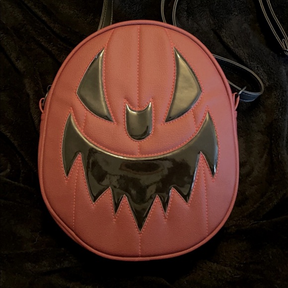 LOVE PAIN & STITCHES HANDCRAFTED - Picture 1 of 2